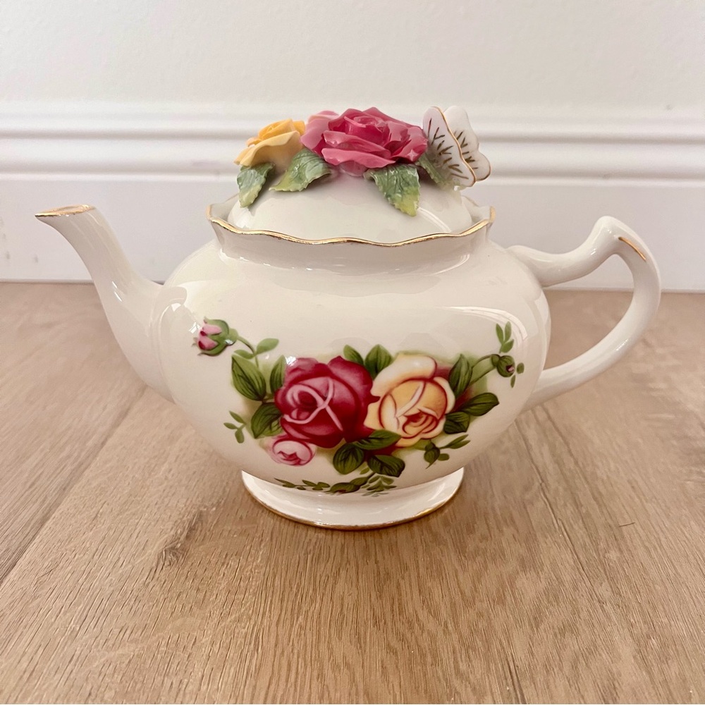 Royal Albert Old Country Roses Teapot with Butterfly & Roses on‎ Lid Vintage